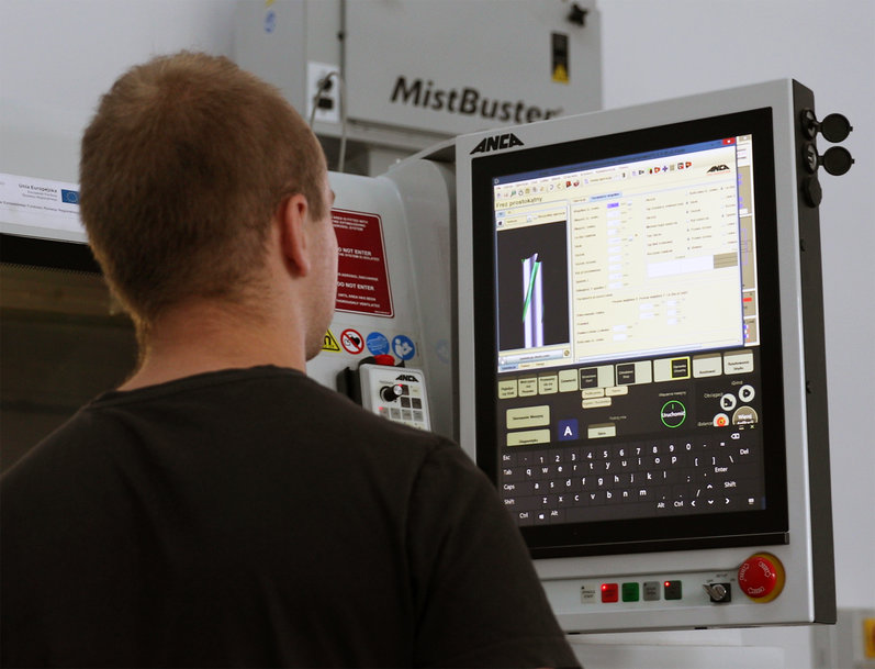 FAMEG, líder mundial en la fabricación de sillas, invierte en máquinas ANCA para producir herramientas de corte internamente y logra importantes mejoras de producción